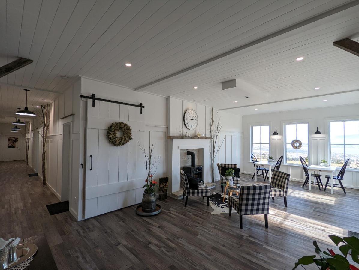 Autumn Lane B&B, Farmhouse Elegance & Stunning Lakeviews West Kelowna Exterior foto