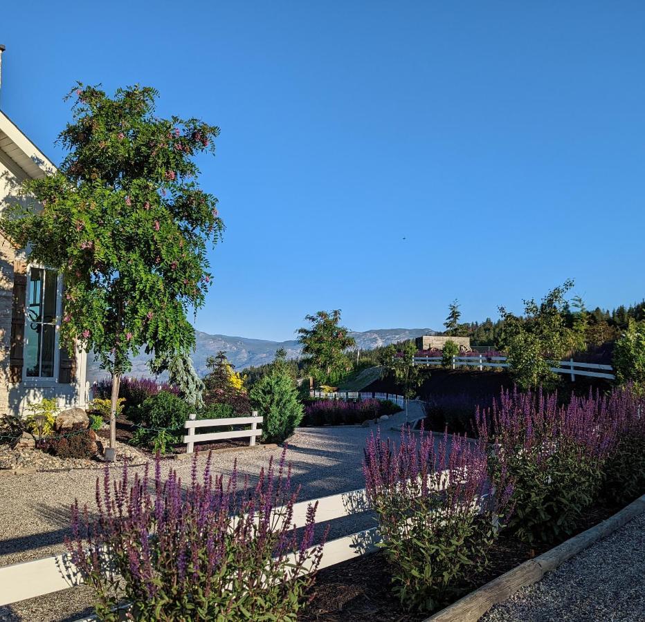Autumn Lane B&B, Farmhouse Elegance & Stunning Lakeviews West Kelowna Exterior foto