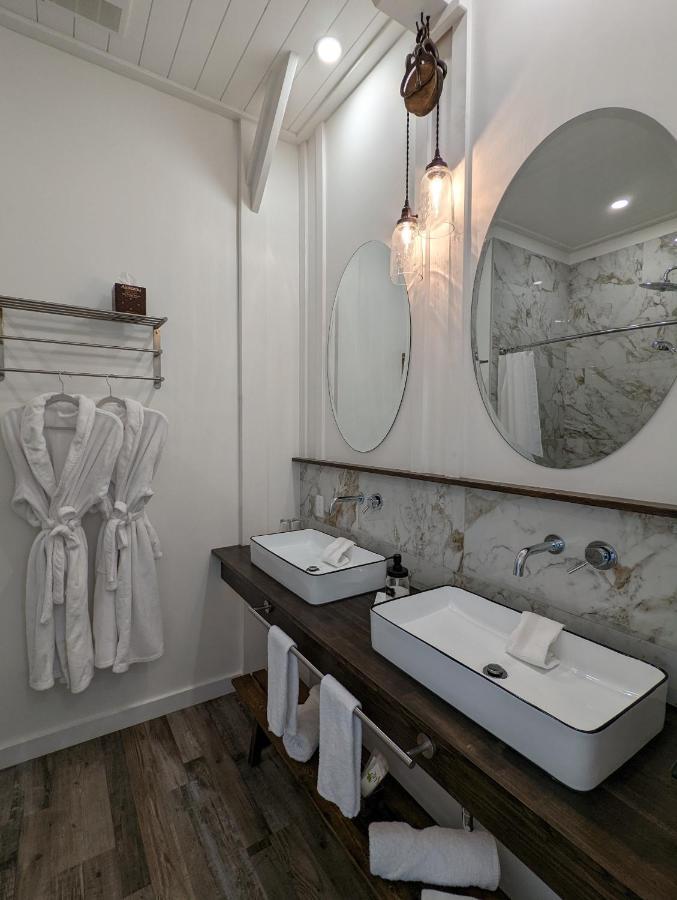 Autumn Lane B&B, Farmhouse Elegance & Stunning Lakeviews West Kelowna Exterior foto