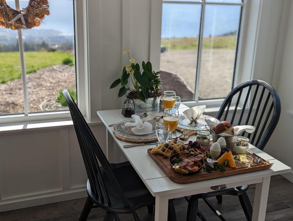 Autumn Lane B&B, Farmhouse Elegance & Stunning Lakeviews West Kelowna Exterior foto