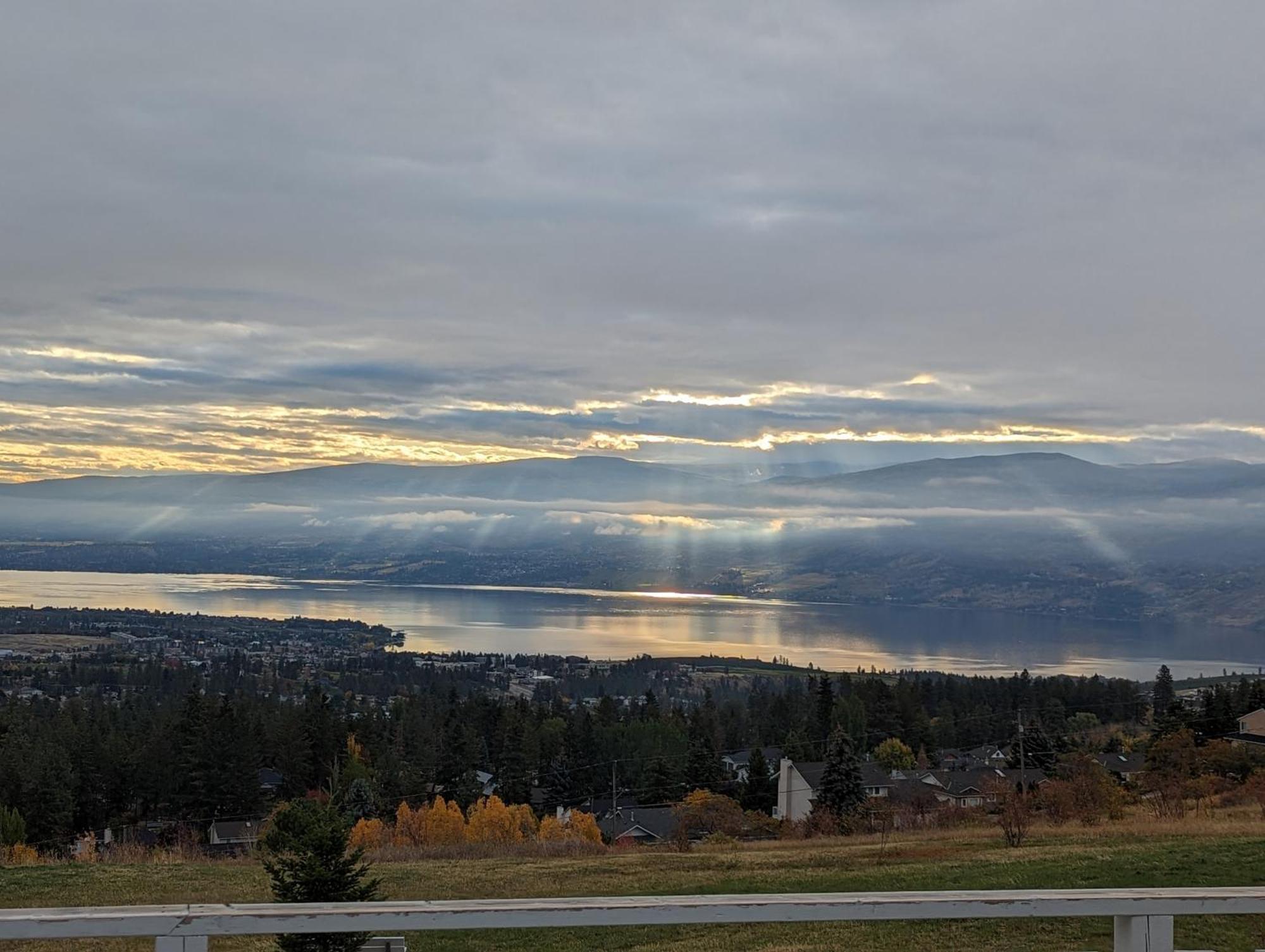 Autumn Lane B&B, Farmhouse Elegance & Stunning Lakeviews West Kelowna Exterior foto