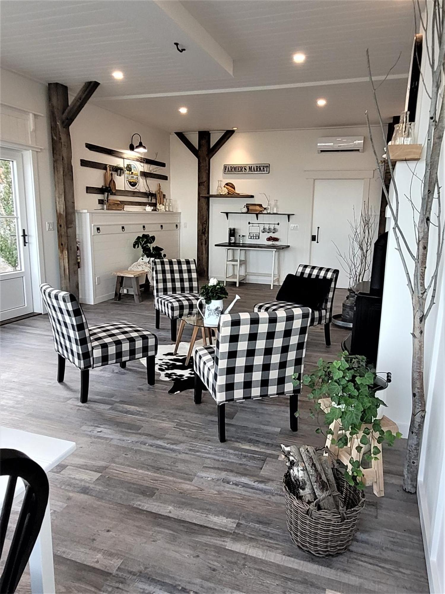Autumn Lane B&B, Farmhouse Elegance & Stunning Lakeviews West Kelowna Exterior foto