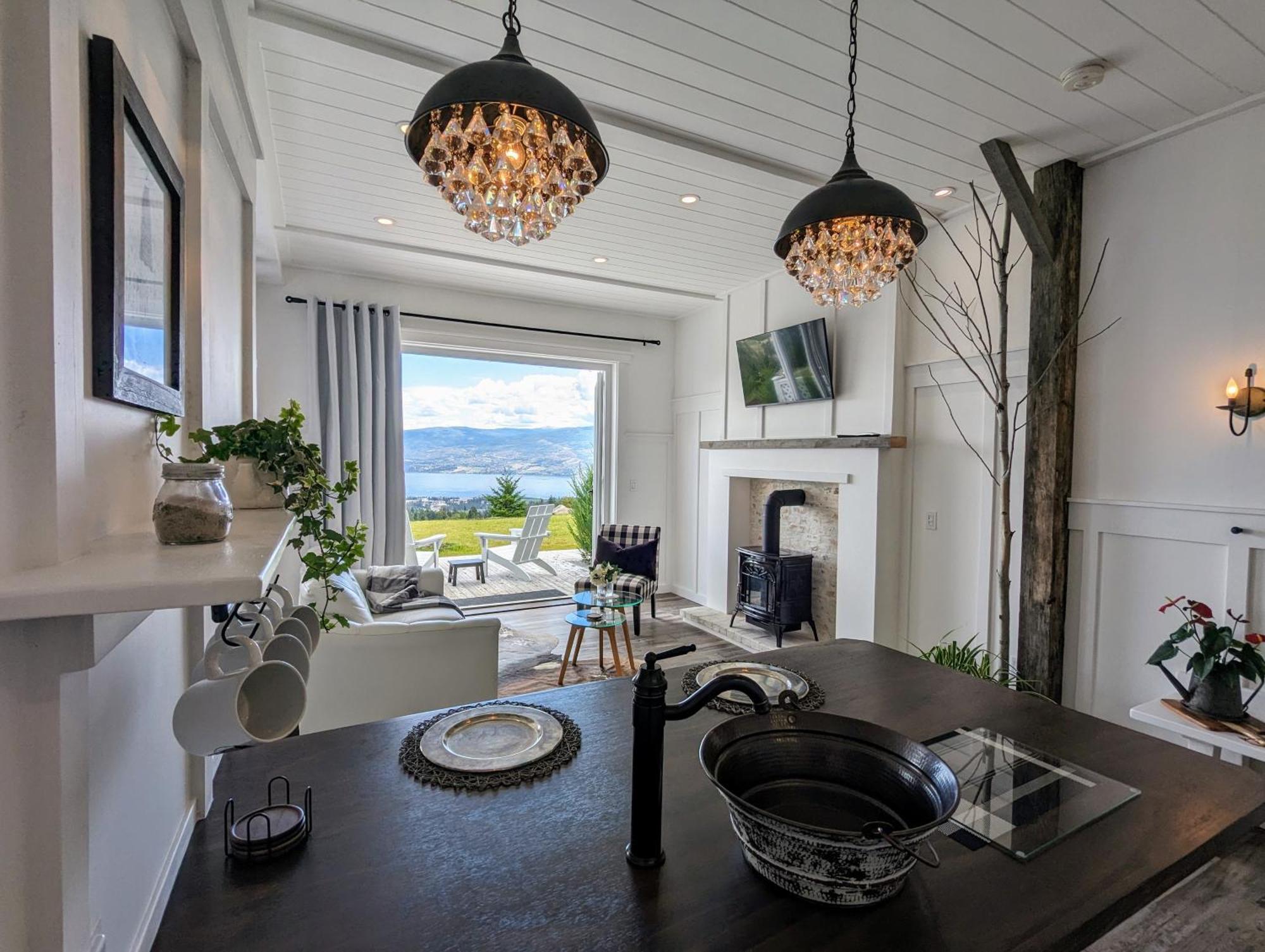 Autumn Lane B&B, Farmhouse Elegance & Stunning Lakeviews West Kelowna Exterior foto
