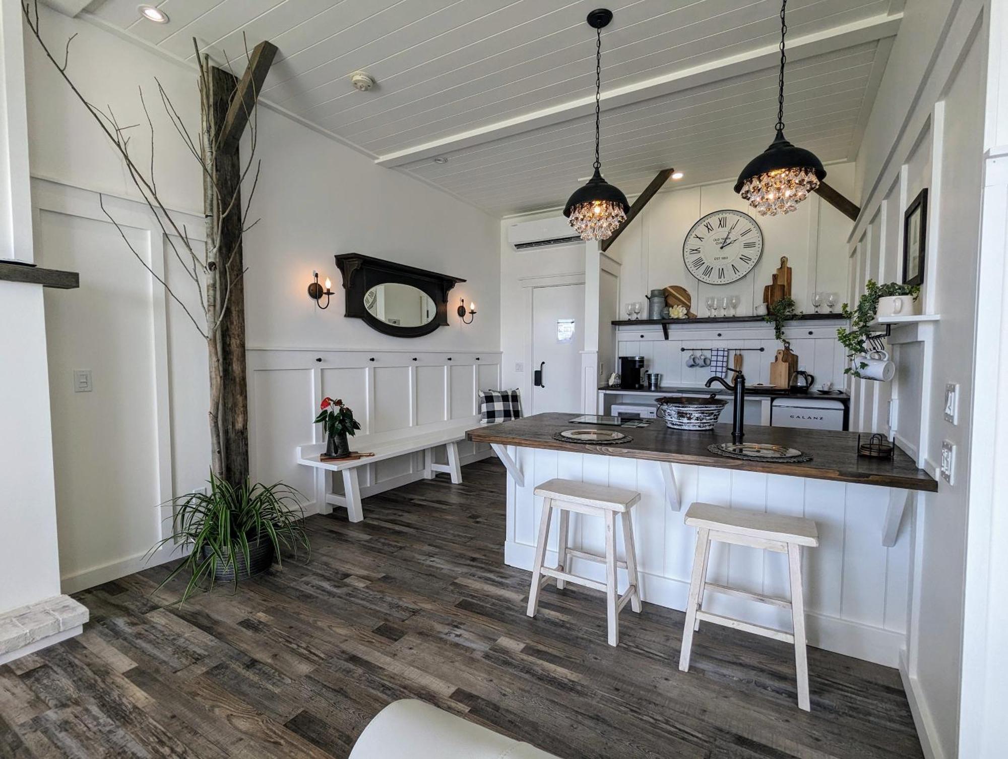 Autumn Lane B&B, Farmhouse Elegance & Stunning Lakeviews West Kelowna Exterior foto