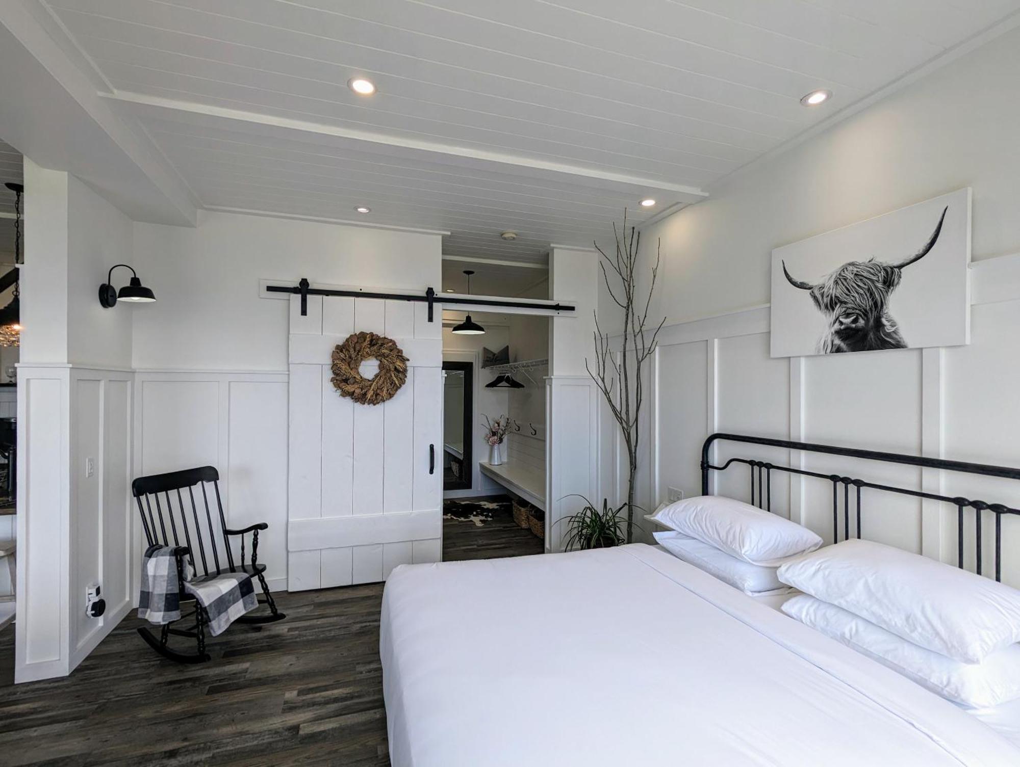 Autumn Lane B&B, Farmhouse Elegance & Stunning Lakeviews West Kelowna Exterior foto