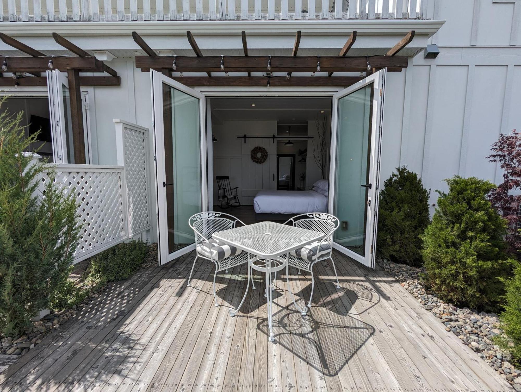 Autumn Lane B&B, Farmhouse Elegance & Stunning Lakeviews West Kelowna Exterior foto