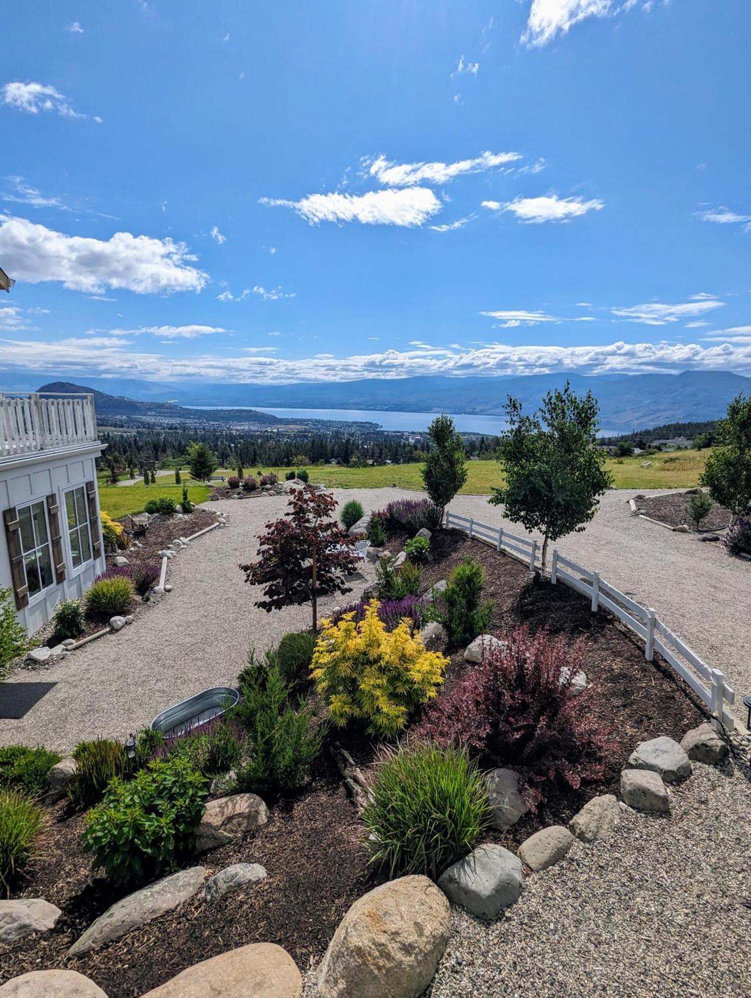 Autumn Lane B&B, Farmhouse Elegance & Stunning Lakeviews West Kelowna Exterior foto