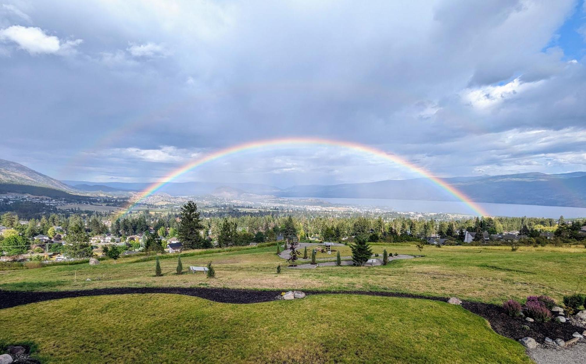 Autumn Lane B&B, Farmhouse Elegance & Stunning Lakeviews West Kelowna Exterior foto