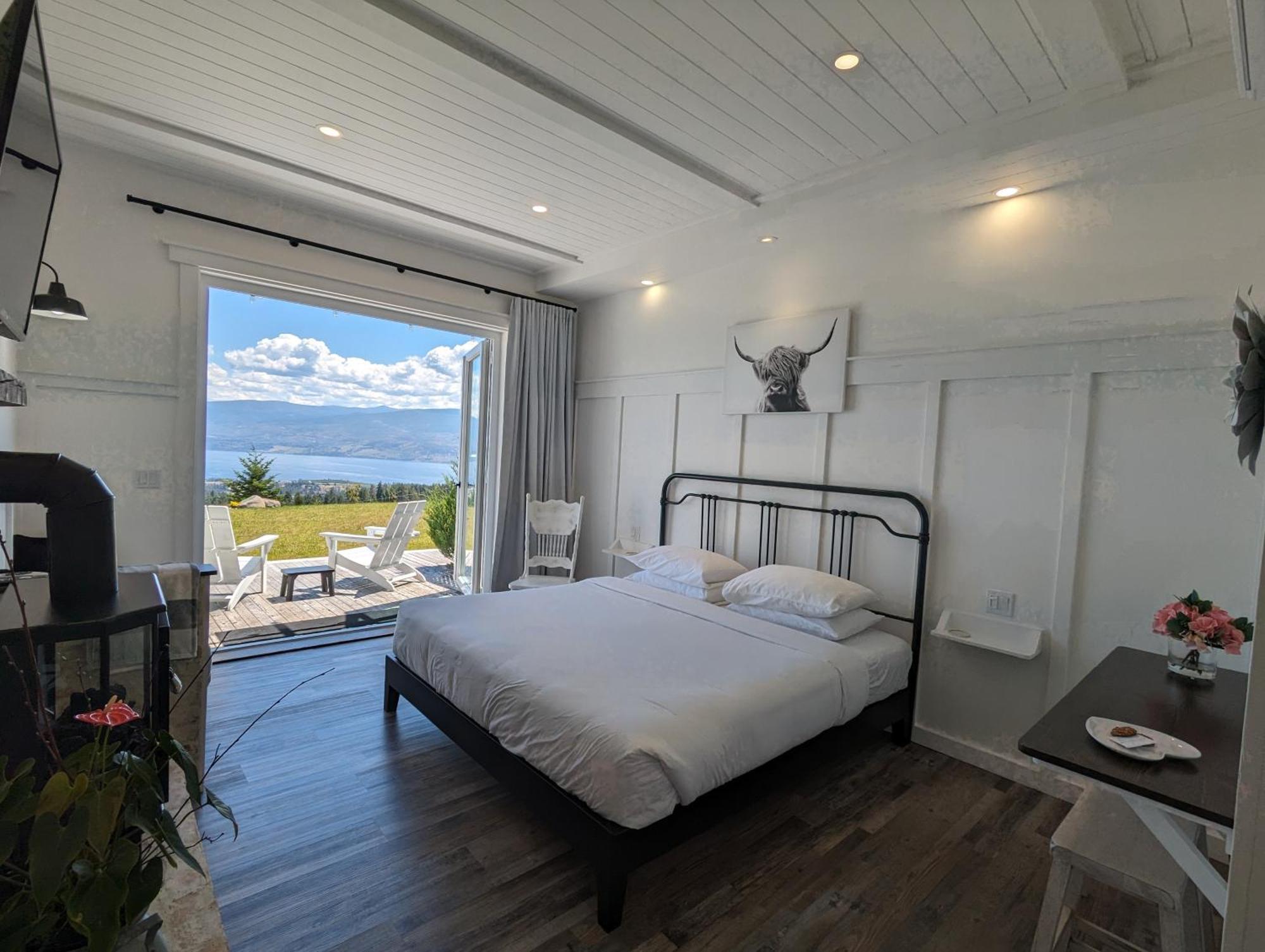Autumn Lane B&B, Farmhouse Elegance & Stunning Lakeviews West Kelowna Exterior foto