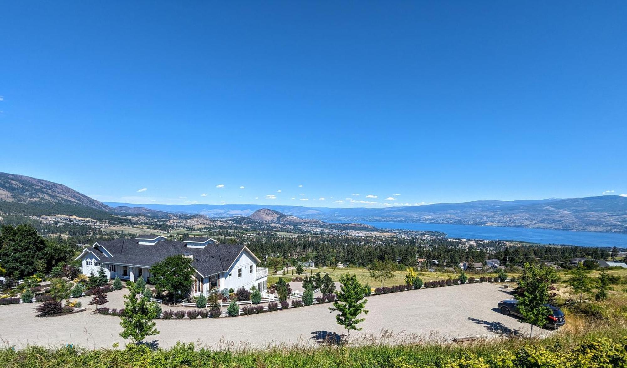 Autumn Lane B&B, Farmhouse Elegance & Stunning Lakeviews West Kelowna Exterior foto