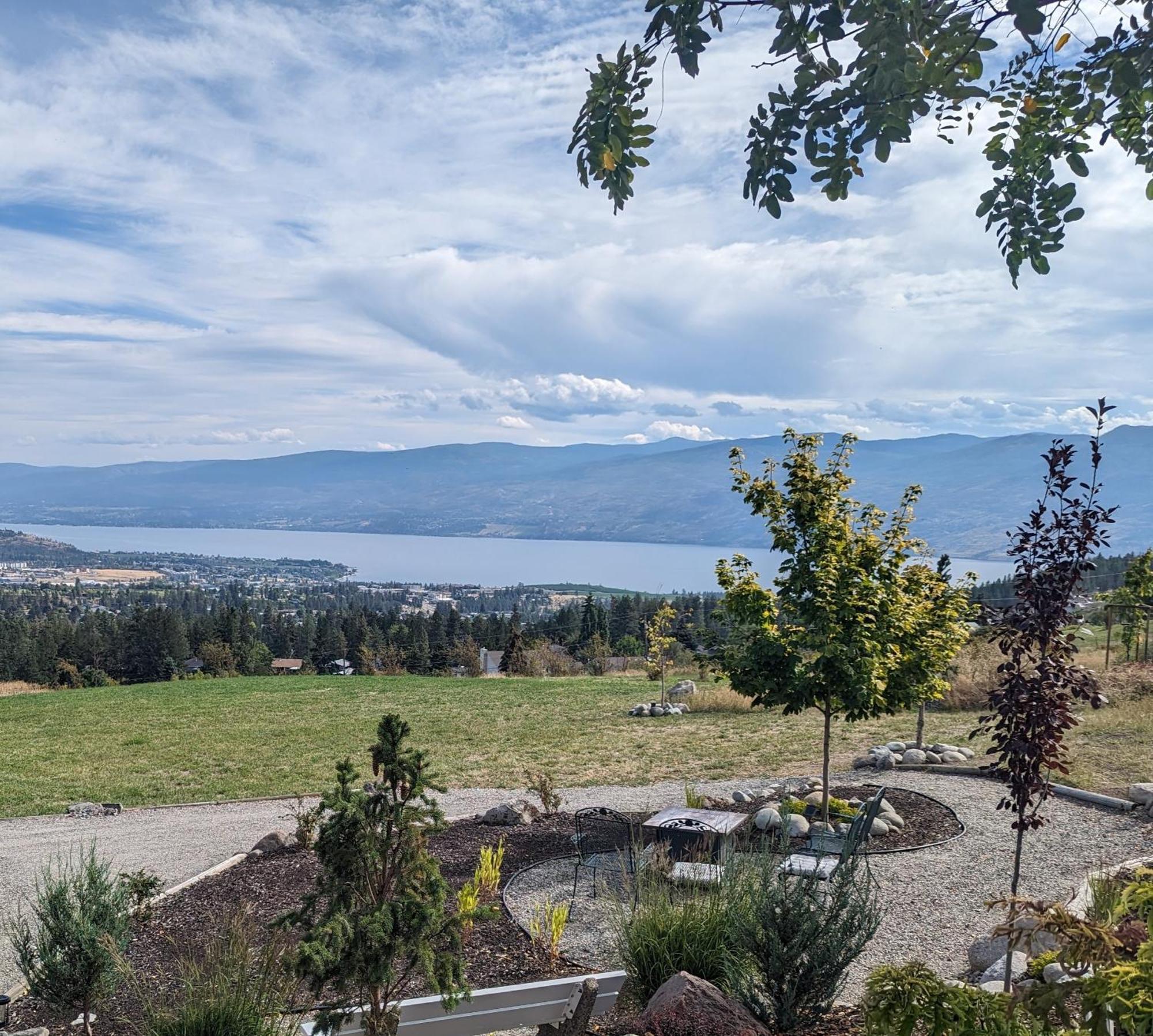 Autumn Lane B&B, Farmhouse Elegance & Stunning Lakeviews West Kelowna Exterior foto
